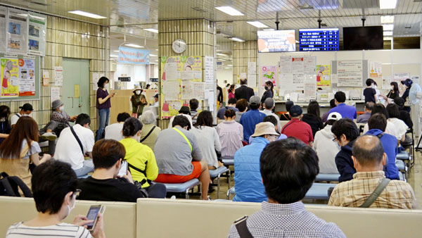 マイナンバーカードの手続きに訪れた住民らで混雑する東京都品川区役所のロビー（Ｃ）共同通信社