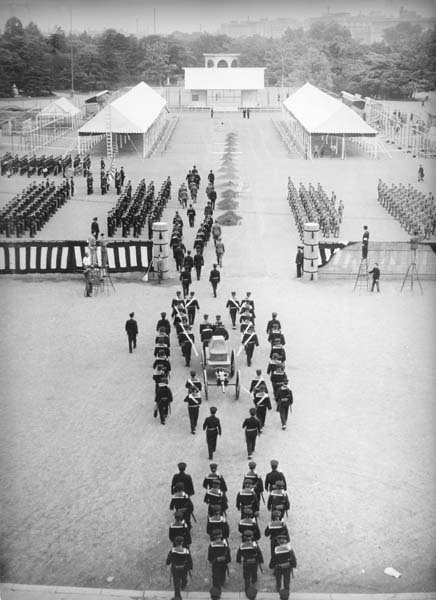 国葬予行で日比谷公園の葬場に入る山本五十六連合艦隊司令長官の葬列（1943年6月4日）／（Ｃ）共同通信社