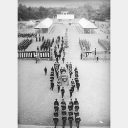 国葬予行で日比谷公園の葬場に入る山本五十六連合艦隊司令長官の葬列（1943年6月4日）／（Ｃ）共同通信社