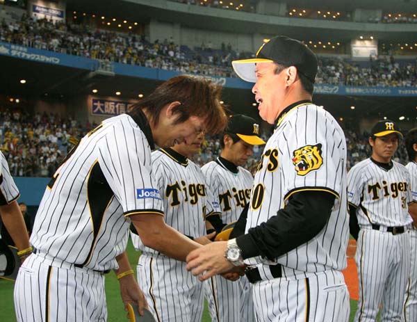 2008年CS第1ステージで敗退し、号泣しながら藤川（左）と握手する岡田監督（Ｃ）日刊ゲンダイ