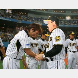 2008年CS第1ステージで敗退し、号泣しながら藤川（左）と握手する岡田監督（Ｃ）日刊ゲンダイ
