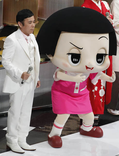 2019年の第70回NHK紅白歌合戦での岡村隆史（左）とチコちゃん（Ｃ）日刊ゲンダイ