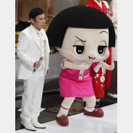 2019年の第70回NHK紅白歌合戦での岡村隆史（左）とチコちゃん（Ｃ）日刊ゲンダイ
