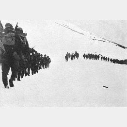 アリューシャン列島のキスカ島とともに占領したアッツ島の大雪原を行く日本陸軍歩兵部隊。この後、1943年5月末の米軍による攻撃で島の守備隊が全滅し、初の「玉砕」とされた（Ｃ）共同通信社