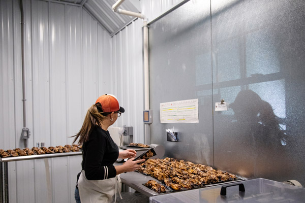 食肉工場で鹿肉を計量する女性（米・ミシガン州）／（Ｃ）ロイター