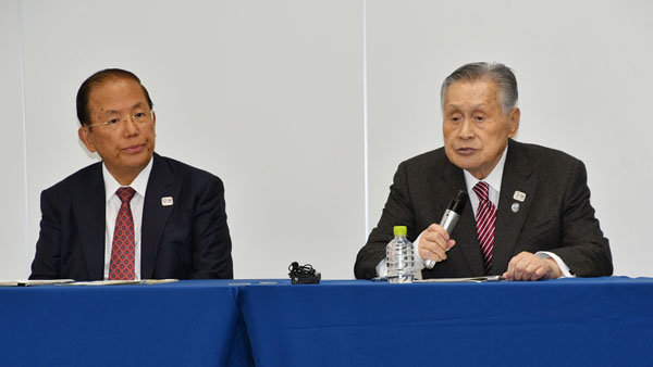 組織委員会の武藤事務総長（左）と森会長（Ｃ）日刊ゲンダイ