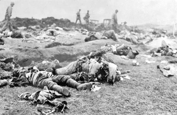 アリューシャン列島アッツ島で死亡した日本軍兵士の遺体（1943年9月＝ACME）／（Ｃ）共同通信社