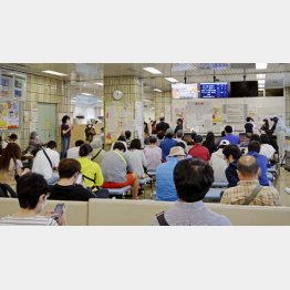 特別低額給付金のため、マイナンバーの手続きに訪れた住民らで混雑する東京都品川区役所のロビー（Ｃ）共同通信社