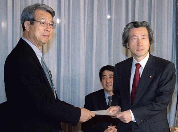 2002年の経済財政諮問会議で（左から牛尾氏、安倍首相、小泉元首相）／（Ｃ）共同通信社