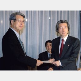 2002年の経済財政諮問会議で（左から牛尾氏、安倍首相、小泉元首相）／（Ｃ）共同通信社