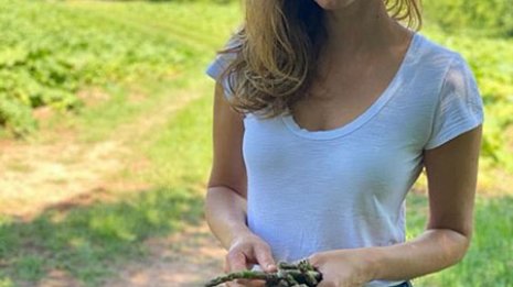 コロナ禍で…世界トップレベルの下着モデルが農村でバイト