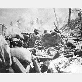 タラワの戦いで日本軍のトーチカに手榴弾を投げるアメリカ兵（Ｃ）Underwood Archives／Universal Images Group／共同通信イメージズ