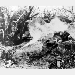 タワラ島での日本軍との戦闘で火災放射器を使うアメリカ海兵隊員（Ｃ）World History Archive／ニューズコム／共同通信イメージズ