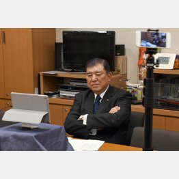 オンラインで会議に参加する石破茂自民党元幹事長（Ｃ）日刊ゲンダイ