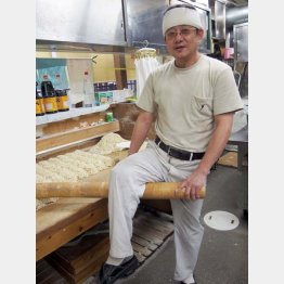 「結構重労働ですよ」と青竹に乗って麺打ちのポーズをとる「麺壱 吉兆」の主人・木村さん（Ｃ）日刊ゲンダイ