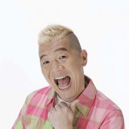 ウド鈴木さん 電話ボックス内でパンツ一丁の追い剥ぎ状態