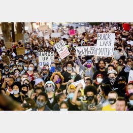 黒人男性暴行死事件に抗議しデモ行進する大勢の人たち（米カリフォルニア州）／（Ｃ）AP=共同