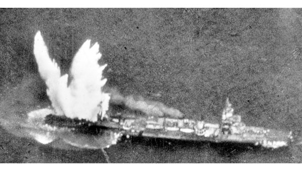 マーシャル諸島クェゼリン環礁で、米海軍の雷撃機TBFアベンジャーの攻撃を受けて白煙を上げる日本軍軽巡洋艦（1944年1月）／（Ｃ）共同通信社