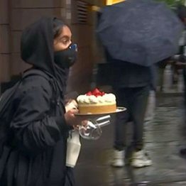 抗議デモの最中に…シレッとケーキ泥棒の女の動画が人気に