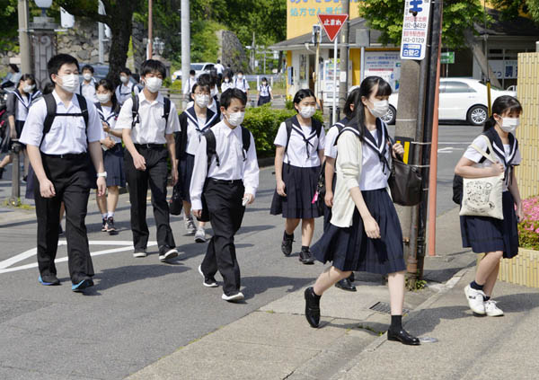 緊急事態宣言が全面解除になり、約１カ月半ぶりに登校する愛知県の高校の生徒たち（Ｃ）共同通信社