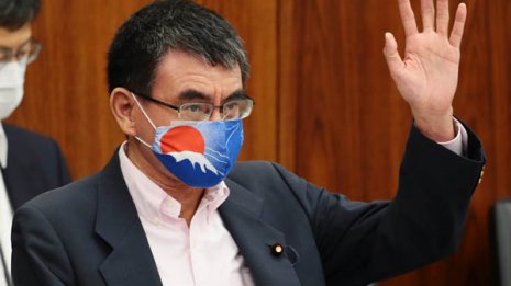 河野氏の野暮すぎる変節 ブルーインパルス発案明言で露呈