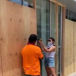 “映え写真”のために手伝うフリ…身バレした女性が大炎上