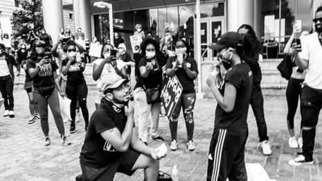 「黒人の愛も大切だ」抗議デモの最中に黒人カップルが婚約