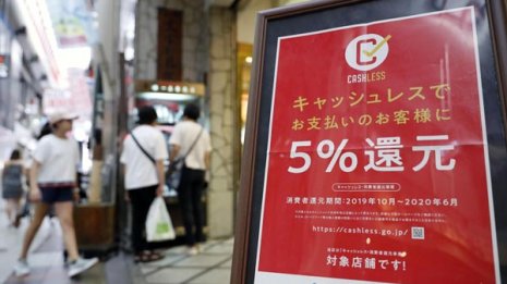 不要な物まで買ってしまう…キャッシュレス決済に潜む魔物