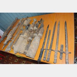 インパール作戦の周辺地域で見つかり、保管されている刀剣や銃などの遺留品＝ミャンマー北西部チン州ティディム（Ｃ）共同通信社
