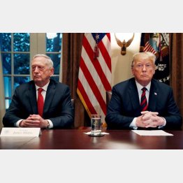 マティス前国防長官（左）が唯一の良識だ（トランプ米大統領と、2018年）／（Ｃ）ロイター