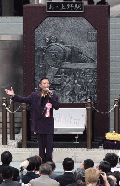 除幕された「あゝ上野駅」の歌碑の前で熱唱する歌手の井沢八郎（2003年）／（Ｃ）共同通信社
