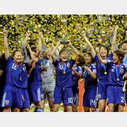 サッカー女子Ｗ杯で初優勝し、トロフィーを掲げて喜ぶ澤穂希（央）ら日本代表「なでしこジャパン」（Ｃ）共同通信社