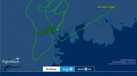 暴行死した黒人男性のために…飛行機で描いたシンボルの拳