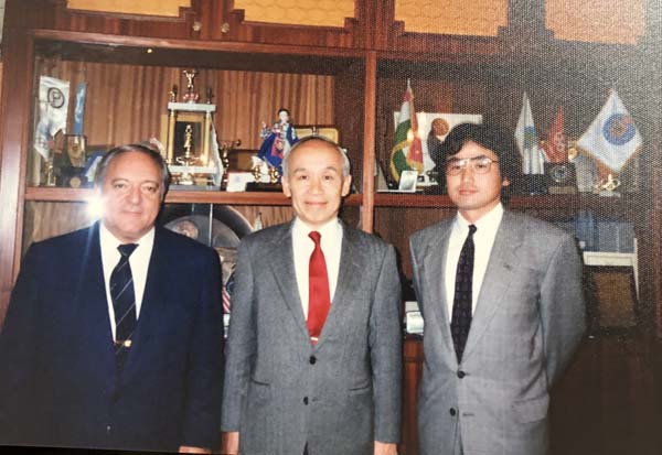 1989年に協定締結交渉（左からアヤン氏、上田宗良元体協理事、筆者）／（C)ゲンキなアトリエ