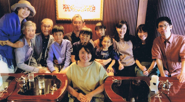 家族が一堂に（左から3番目が小澤勝さん）／（提供写真）
