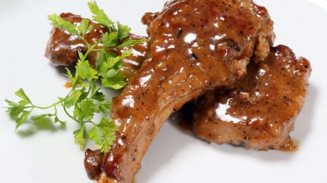 【ラムチョップの黒胡椒焼き】中国と西洋の食文化の融合