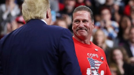 トランプと警部補 抗議デモの標的となる2人のプレジデント