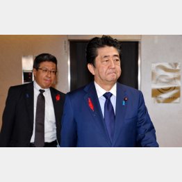 安倍首相の背後にピタリと寄り添う今井首相補佐官（Ｃ）日刊ゲンダイ