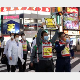 感染者が相次いでいる新宿の歌舞伎町で感染防止を呼びかける東京都の職員ら（Ｃ）日刊ゲンダイ