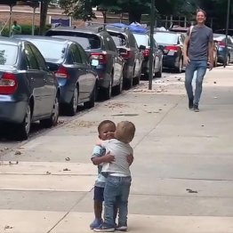 抱き合う2人の幼児こそ希望の象徴！人種差別のない未来へ