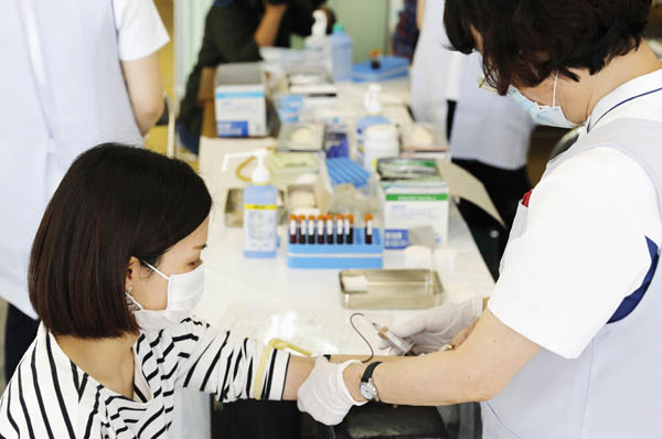 新型コロナウイルスの大規模抗体調査が始まり、採血を受ける女性（1日、宮城県名取市）／（Ｃ）共同通信社