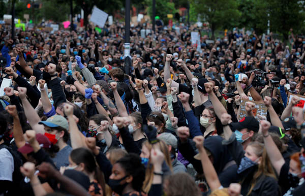 黒人男性死亡事件で全米各地では大規模抗議デモが（Ｃ）ロイター