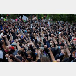 黒人男性死亡事件で全米各地では大規模抗議デモが（Ｃ）ロイター