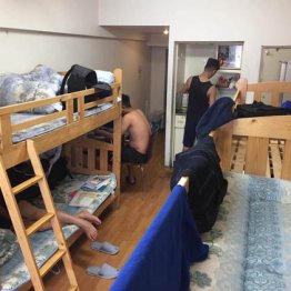 タコ部屋状態の学生寮 大勢を1室に押し込み寮費ボッタクリ