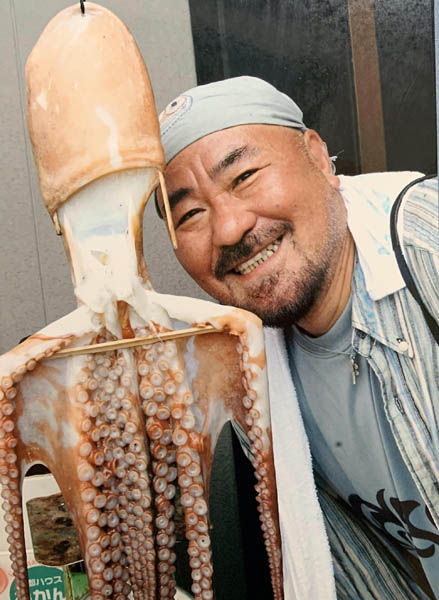 伊勢の答志島で漁に同行し、捕れたタコと記念撮影する遠藤ケイ氏（提供写真）