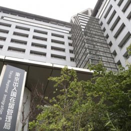 卒業証明書を出さない学校 帰国も給付金もバイトも不可に