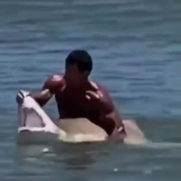 サメを素手で捕獲？ 急拡散した動画の真相に2度ビックリ！