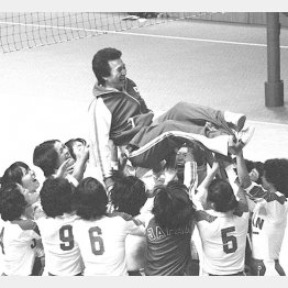 1976年モントリオール五輪決勝でソ連を破り胴上げされる女子バレー山田重雄監督（Ｃ）共同通信社