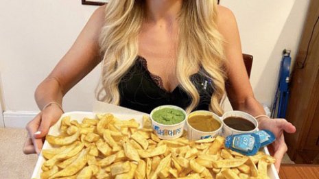 超美人な英国のギャル曽根 60cmフィッシュ&チップス完食