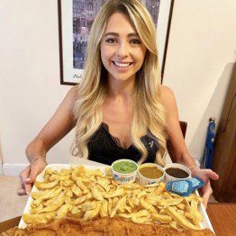 超美人な英国のギャル曽根 60cmフィッシュ＆チップス完食